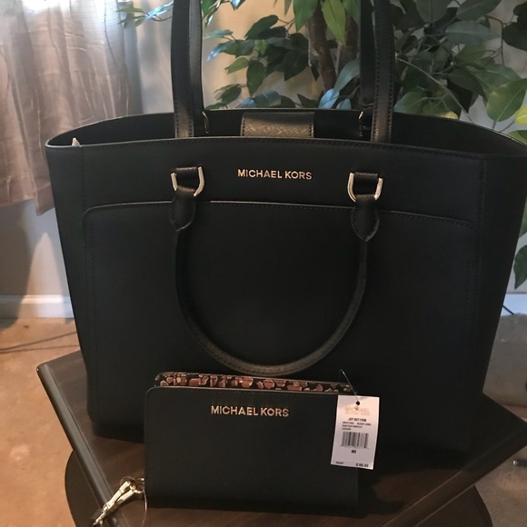 Michael Kors Handbags - Michael Kors ‘Emmy’ Large Tote&Slim Tech Wristlet